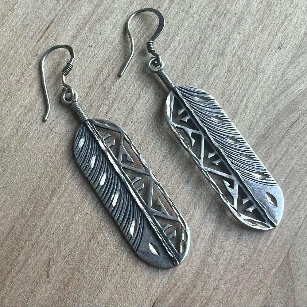 Vintage style southwestern silver feather dangle earrings on hooks